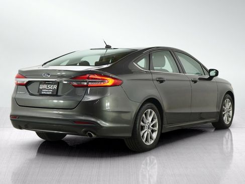 Used 2017 Ford Fusion SE w/ Fusion SE Technology Package FWD image 5