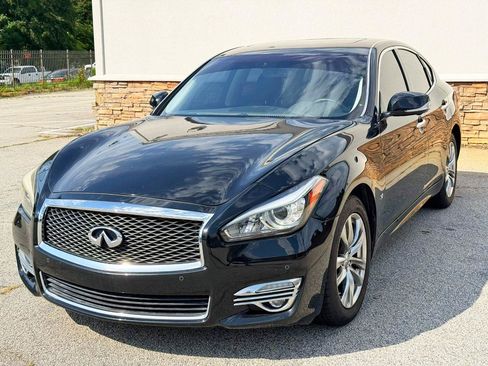 Used 2018 INFINITI Q70 Luxe RWD image 2