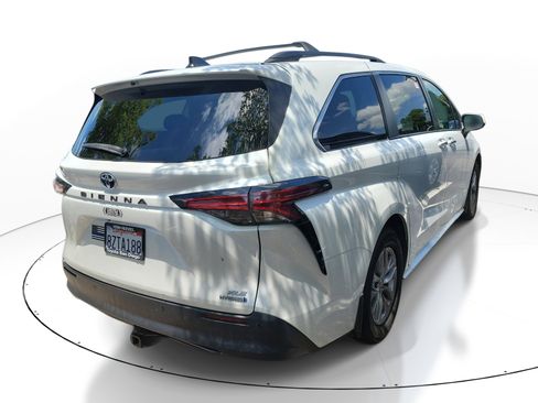Used 2022 Toyota Sienna XLE w/ XLE Plus Package FWD image 5