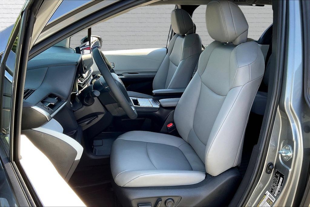 Used 2026 Toyota Sienna XLE FWD image 21