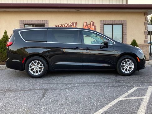 Used 2023 Chrysler Pacifica Touring-L FWD image 36