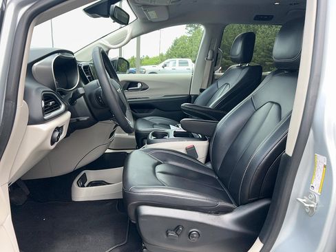 Used 2024 Chrysler Pacifica Touring-L FWD image 10
