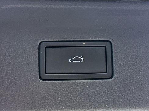 Used 2023 Volkswagen Atlas SE image 30