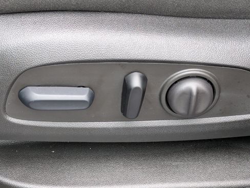 Used 2023 Chevrolet Equinox LT FWD image 19