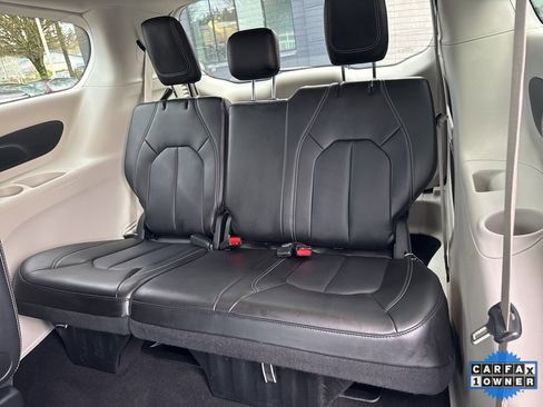 Used 2024 Chrysler Pacifica Touring-L image 42