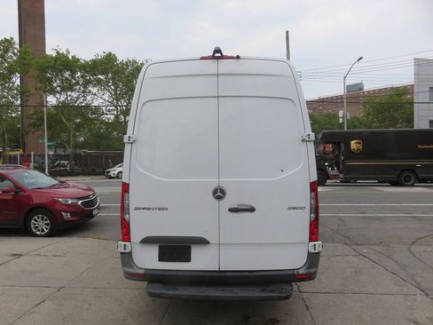 Used 2022 Mercedes-Benz Sprinter 2500 image 9