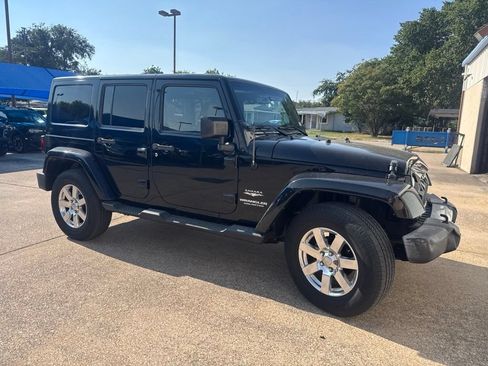 Used 2015 Jeep Wrangler Unlimited Sahara w/ Connectivity Group AWD/4WD image 3
