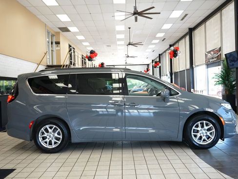 Used 2022 Chrysler Pacifica Touring-L FWD image 17