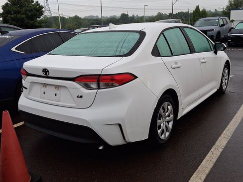 Used 2025 Toyota Corolla LE FWD image 4