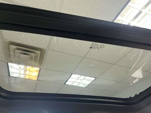 Used 2022 Cadillac Escalade Premium Luxury image 17