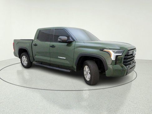Used 2022 Toyota Tundra SR5 w/ SR5 Convenience Package AWD/4WD image 5