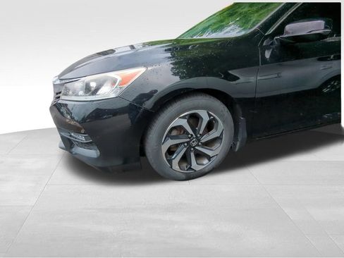 Used 2017 Honda Accord EX image 3
