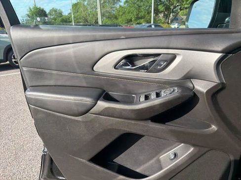 Used 2021 Chevrolet Traverse LT image 9