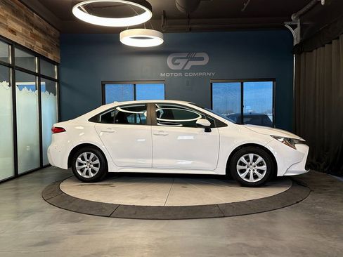 Used 2022 Toyota Corolla LE image 2