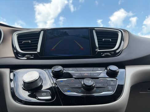 Used 2017 Chrysler Pacifica Touring-L w/ Tire & Wheel Group FWD image 25