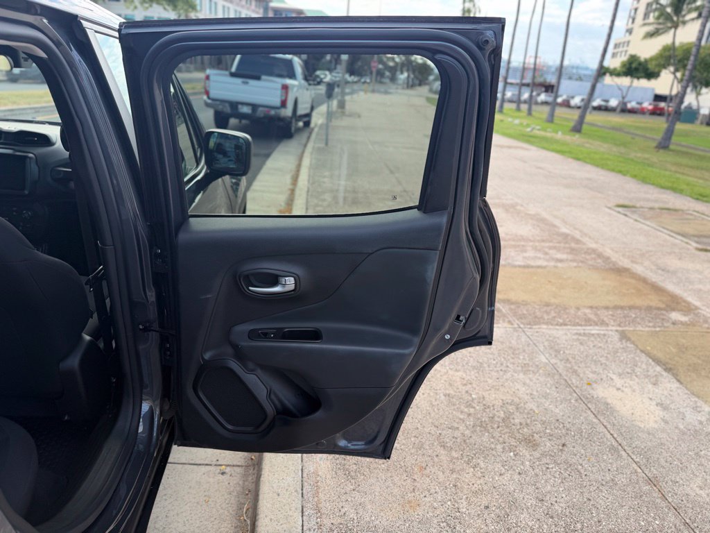 Used 2023 Jeep Renegade Latitude AWD/4WD image 12