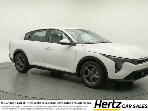 Used 2025 Kia K4 LXS image 1