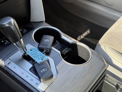 Used 2014 Toyota Camry XLE w/ Leather Package FWD image 19