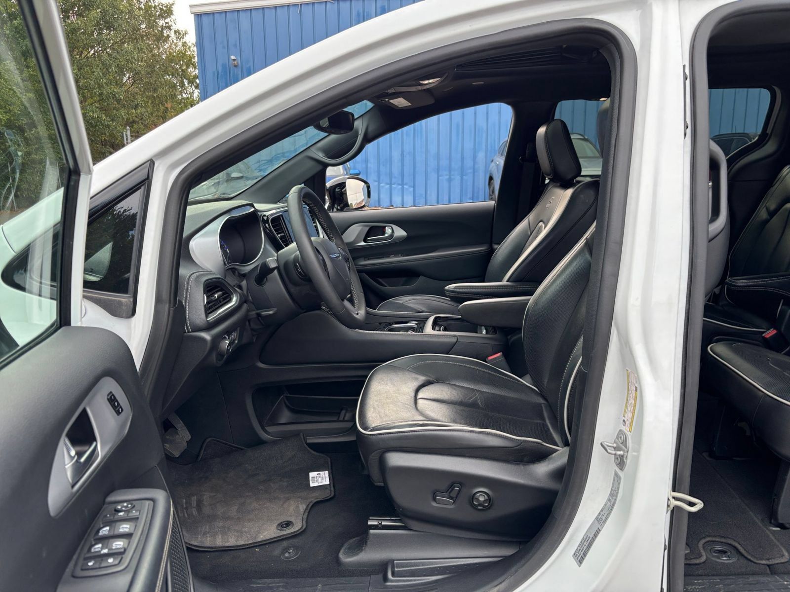 Used 2025 Chrysler Pacifica Limited FWD image 29