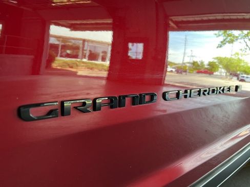 Used 2023 Jeep Grand Cherokee Limited w/ Black Appearance Package AWD/4WD image 13
