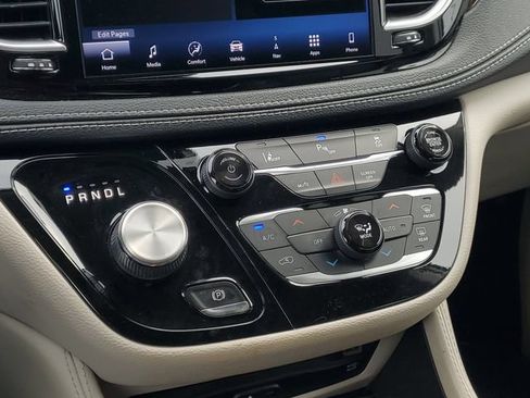 Used 2021 Chrysler Pacifica Limited w/ Uconnect Theater Family Group FWD image 28