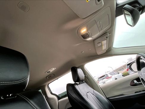 Used 2021 Chrysler Voyager Lxi image 13