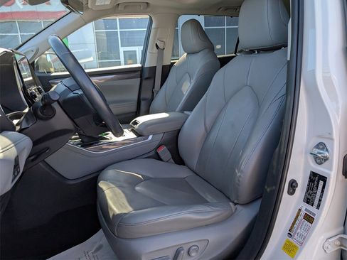 Used 2020 Toyota Highlander Limited image 11