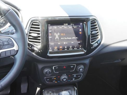 Used 2019 Jeep Compass Latitude FWD image 10