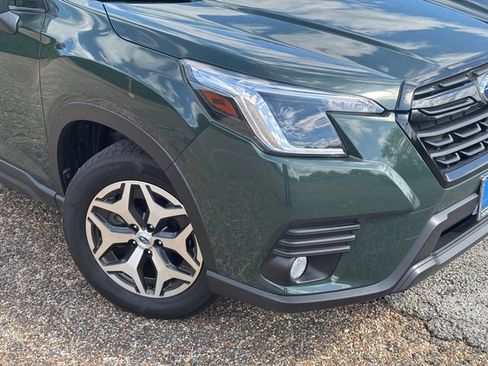 Used 2023 Subaru Forester Premium AWD/4WD image 3