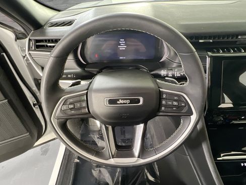 Used 2023 Jeep Grand Cherokee Altitude AWD/4WD image 11
