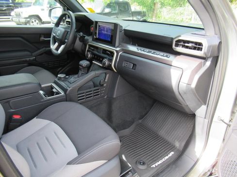 Used 2025 Toyota Tacoma TRD Sport AWD/4WD image 10