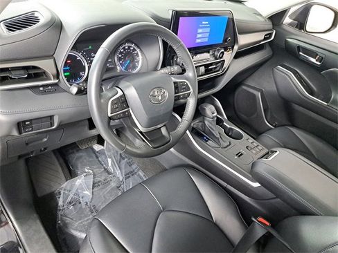 Used 2023 Toyota Highlander XLE image 18