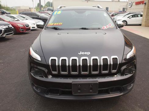 Used 2016 Jeep Cherokee Latitude w/ Cold Weather Group AWD/4WD image 4