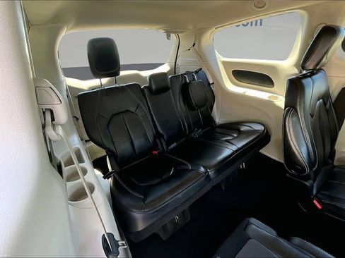 Used 2023 Chrysler Pacifica Touring-L FWD image 29