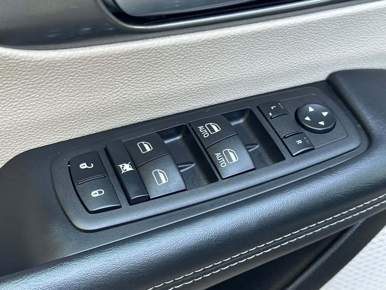 Used 2023 Chrysler Pacifica Touring-L FWD image 14