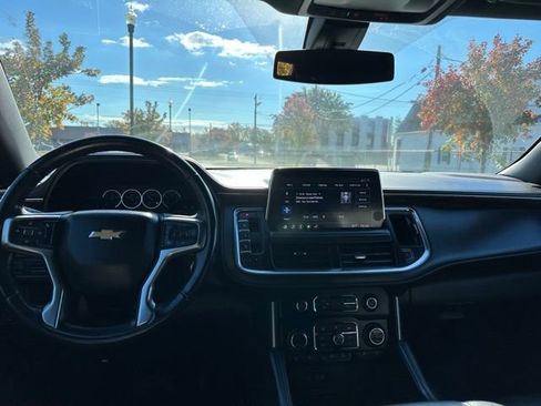 Used 2021 Chevrolet Suburban LT image 3
