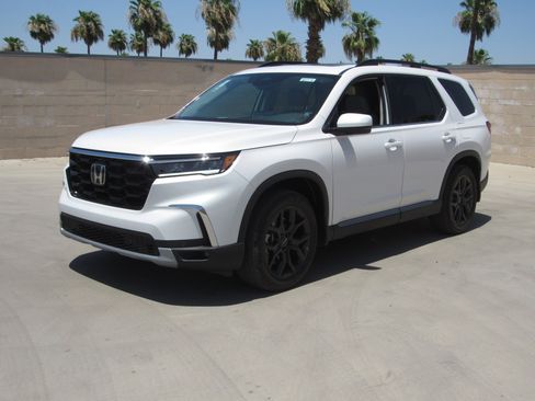 New 2025 Honda Pilot Touring image 2