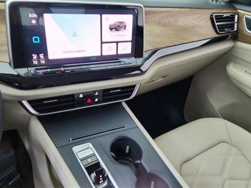 Used 2025 Volkswagen Atlas SE image 46