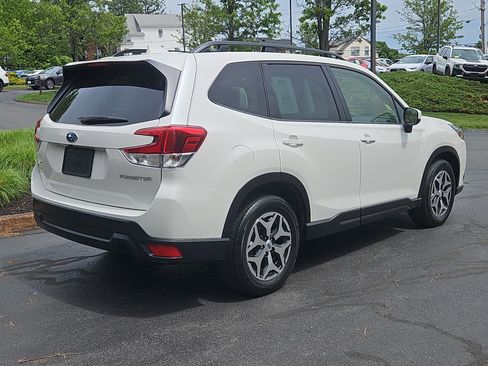 Used 2022 Subaru Forester Premium AWD/4WD image 2