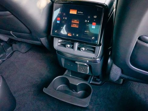 Used 2026 Cadillac Vistiq Platinum image 16