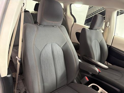Used 2018 Chrysler Pacifica LX FWD image 25