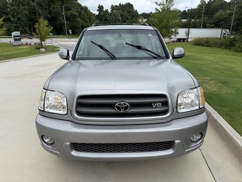 Used 2004 Toyota Sequoia SR5 image 2