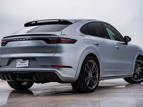 Used 2022 Porsche Cayenne Turbo image 9