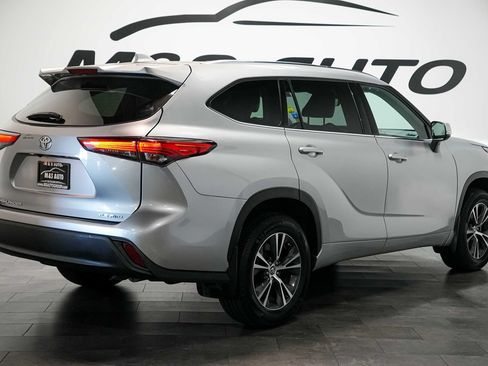 Used 2020 Toyota Highlander XLE AWD/4WD image 4