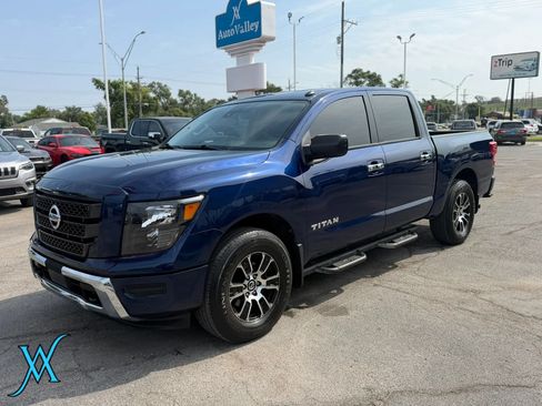 Used 2021 Nissan Titan SV w/ SV Convenience Package AWD/4WD image 3