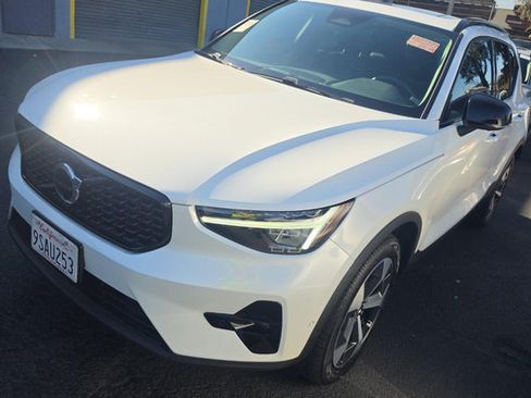 Used 2025 Volvo XC40 B5 Plus AWD/4WD image 2