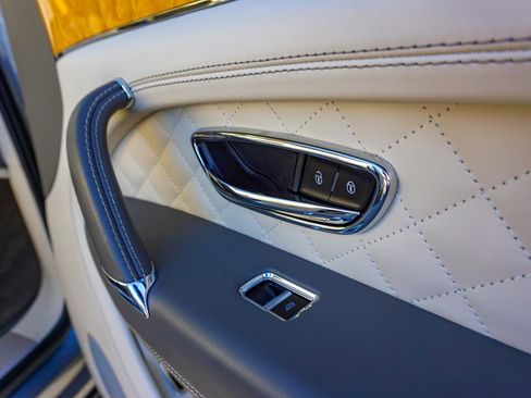 Used 2017 Bentley Bentayga AWD/4WD image 51