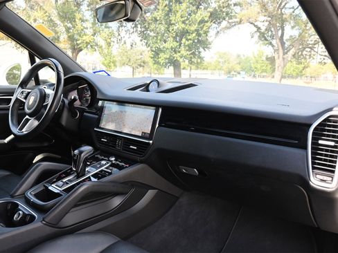 Used 2019 Porsche Cayenne image 24
