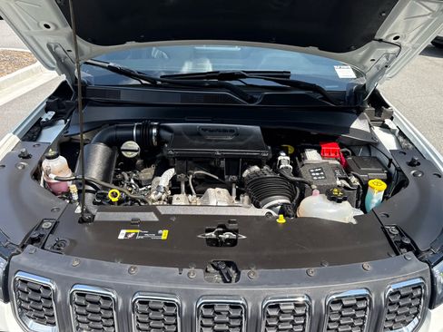 Used 2024 Jeep Compass Latitude w/ Sun and Sound Group AWD/4WD image 31