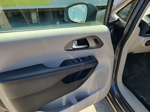Used 2023 Chrysler Pacifica Touring-L FWD image 18